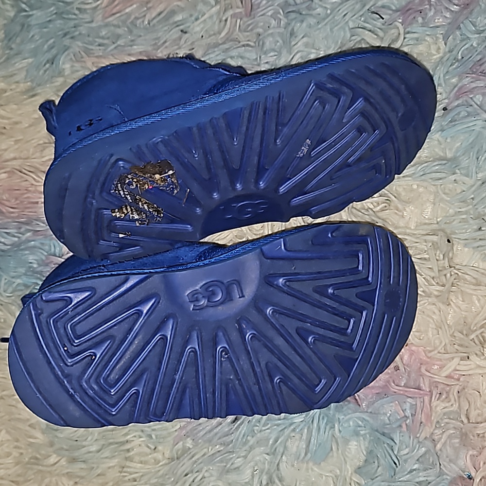 Ugg - Picture 3 of 4